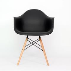 Silla Berlin con Descansabrazos Patas de Madera Negra Silla Berlin con Descansabrazos Patas de Madera Negra preview